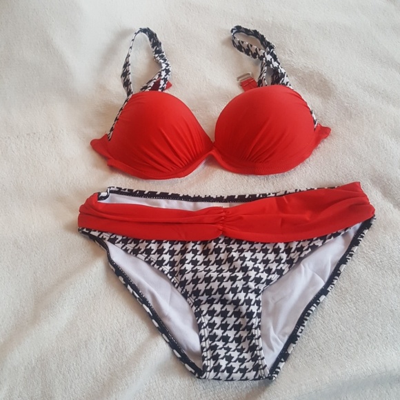 Red bikini - Picture 2 of 6